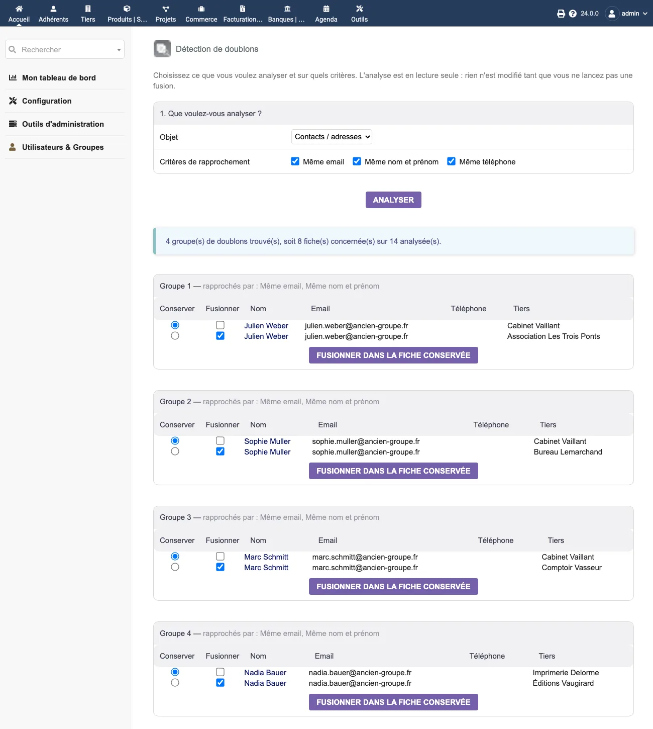 Analyse des contacts sous Dolibarr 24.0.0, objet « Contacts / adresses » : « 4 groupe(s) de doublons trouvé(s), soit 8 fiche(s) concernée(s) sur 14 analysée(s). ». Chaque groupe rapproche le même contact saisi sur deux tiers différents — Julien Weber existe à la fois chez « Cabinet Vaillant » et chez « Association Les Trois Ponts » — et propose le bouton « Fusionner dans la fiche conservée ».